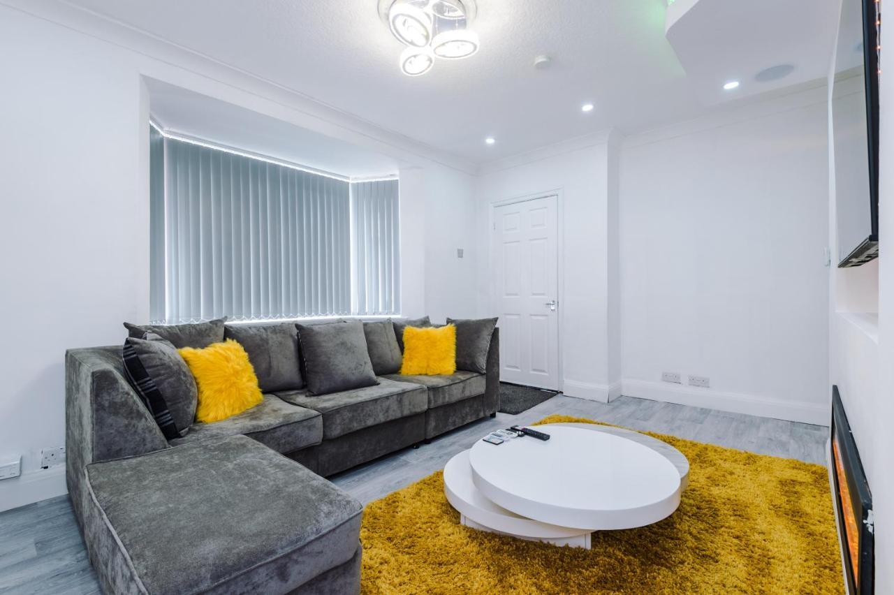 Nice Three Bedroom House In Манчестер Экстерьер фото