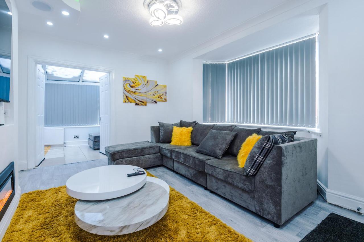 Nice Three Bedroom House In Манчестер Экстерьер фото