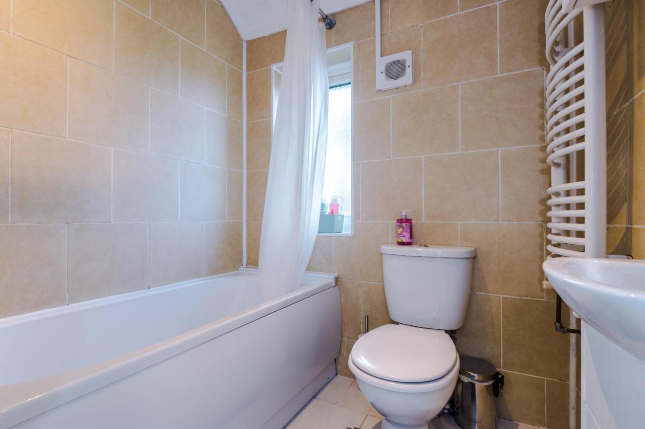 Nice Three Bedroom House In Манчестер Экстерьер фото